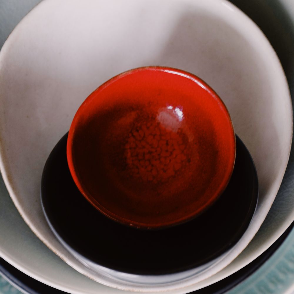 Shallow serving bowl